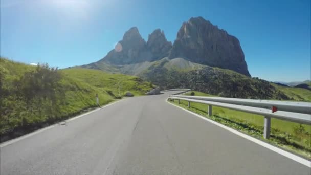 Jízdy v horní části Passo Sella vysokohorská silnice — Stock video