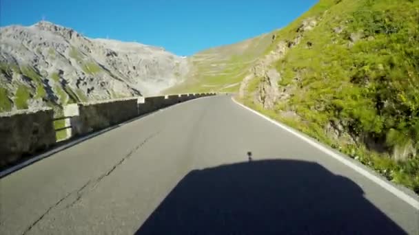 Stelvio-Pass in den Alpen, Fahrersicht — Stockvideo