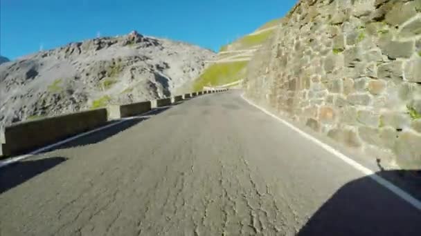 Conduzindo as voltas do grampo de cabelo do Stelvio Pass nos Alpes — Vídeo de Stock