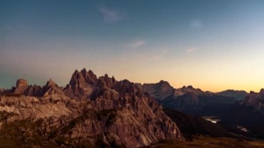 Karanlık ayarının Dolomites Alpleri'nde yukarıda Timelapse