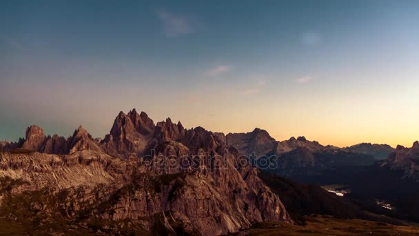 Timelapse av mörker inställningen ovan Dolomiterna i Alperna — Stockvideo