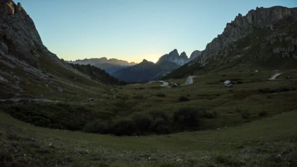 日落的游戏中，时光倒流在阿尔卑斯山 — 图库视频影像