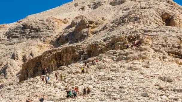 Zeitraffer der Wanderer in den Alpen — Stockvideo