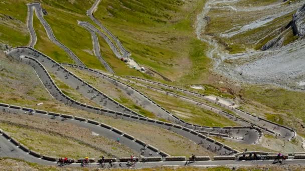 Prazo de passagem do Stelvio durante o dia de ciclismo — Vídeo de Stock