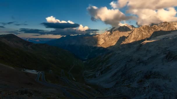 Timelapse de la tarde en Stelvio Pass en los Alpes — Vídeos de Stock