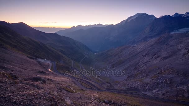 Timelapse del amanecer en Stelvio Pass en los Alpes — Vídeos de Stock