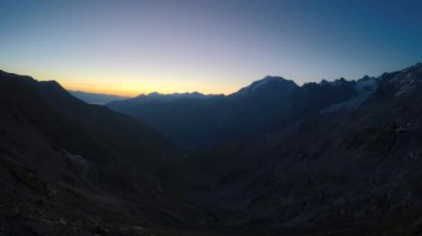 Sunrise geçişindeki Stelvio Alpleri'nde timelapse video