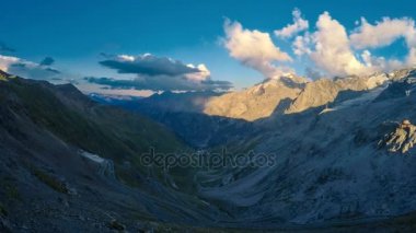 Akşam Timelapse Alpleri'nde Stelvio geçişindeki