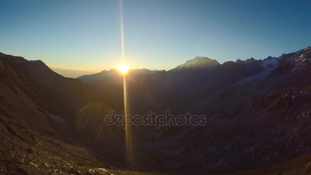 Закат в Альпах, временной промежуток — стоковое видео
