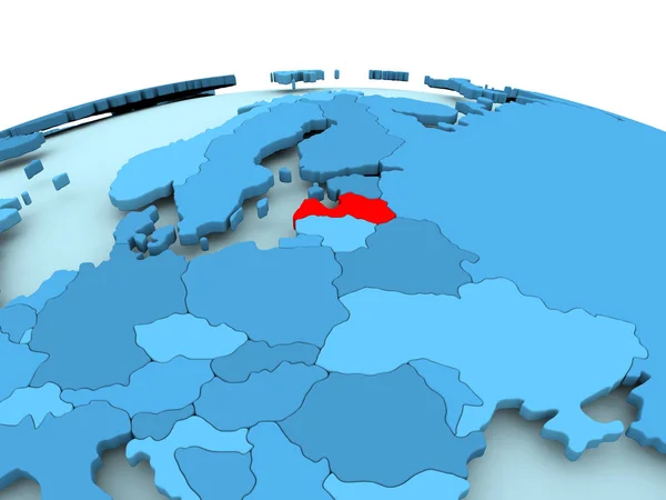 Латвия на голубом политическом глобусе — стоковое фото