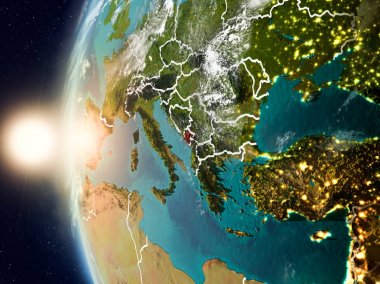 Yeryüzünde günbatımı sırasında Karadağ