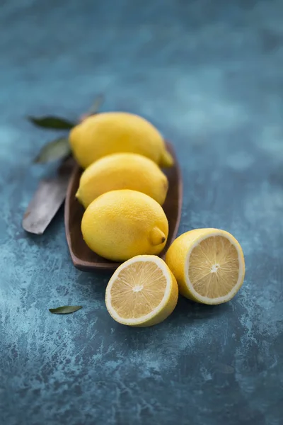 Sammansättning med citron frukt på trä maträtt — Stockfoto