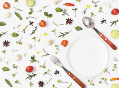 tabak ve çatal bıçak takımı taze sebze ile