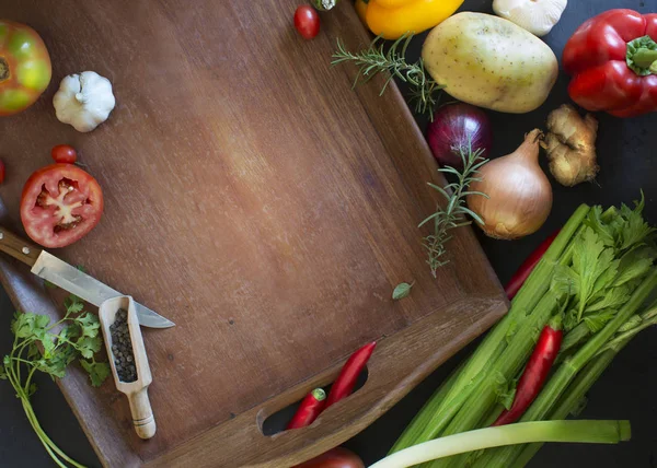 Verduras frescas y bandeja de madera —  Fotos de Stock