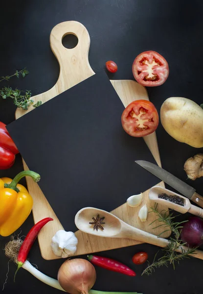 Fresh vegetables and wooden cutting board — Stock Photo, Image