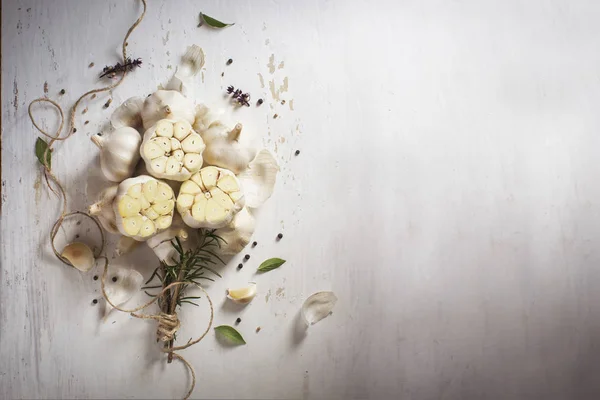 Fresh dried garlic bulbs — Stock Photo, Image