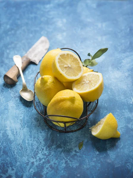 Färska citroner i metall korg — Stockfoto