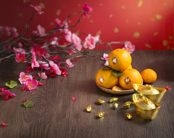 Mandarijnen en gouden yuan bao — Stockfoto