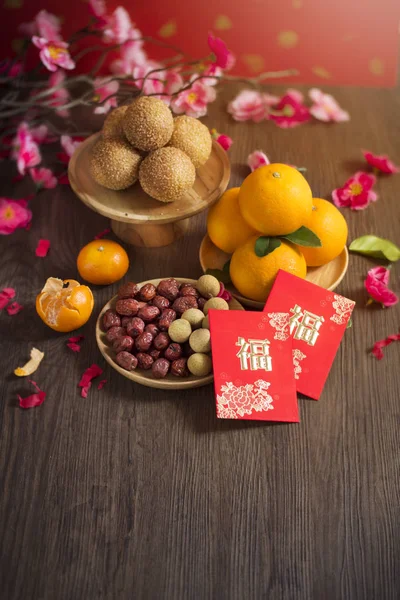 Cartões chineses e tangerinas com sobremesas tradicionais — Fotografia de Stock