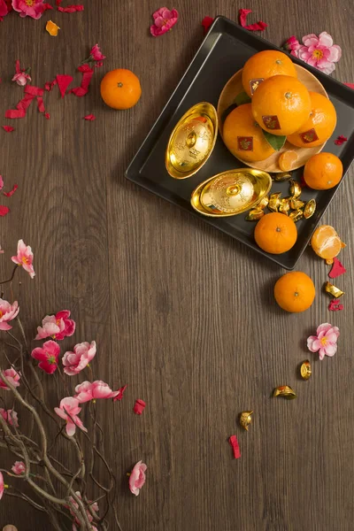 Tangerines and gold yuan bao — Stock Photo, Image