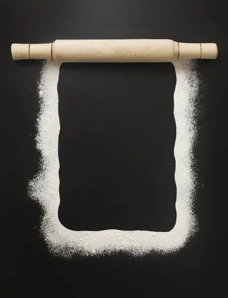 Rolling pin and flour — Stock Photo, Image