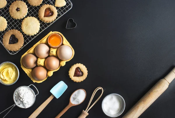 Ingredienser för bakning och hembakade kakor — Stockfoto