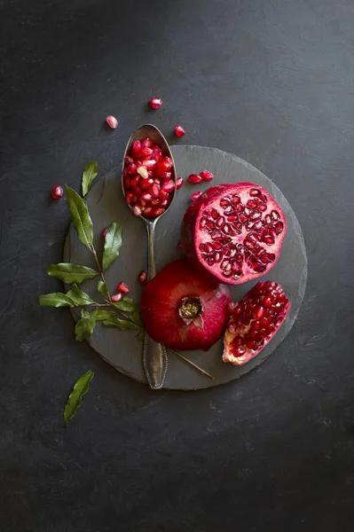 Frischer reifer geschnittener Granatapfel — Stockfoto