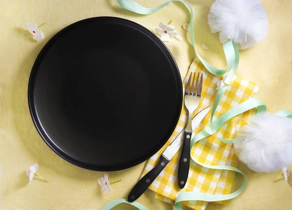 Cuchillo y tenedor con plato negro — Foto de Stock