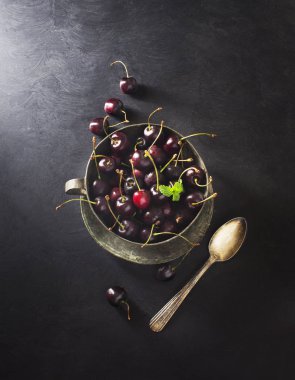 metal kapta taze çekilmiş kiraz