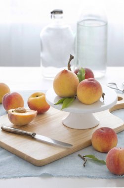 yaprakları ile çekilen taze şeftali