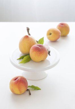 yaprakları ile çekilen taze şeftali