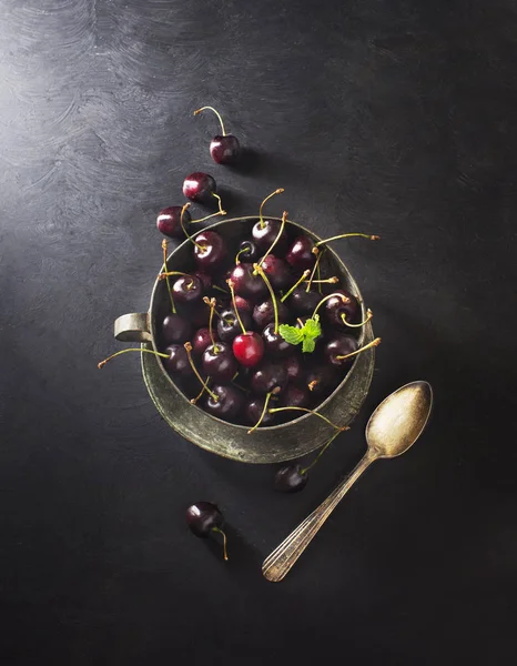 metal kapta taze çekilmiş kiraz