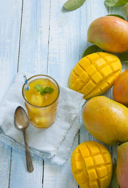 Frischer Mangosaft im Glas — Stockfoto