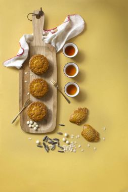 tatlı kurabiye ve bardak yeşil çay ile