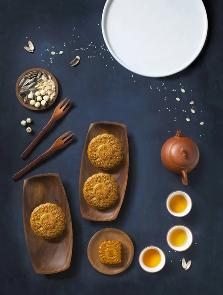 Mid-herfst festival Moon cake eten en drinken stilleven. — Stockfoto