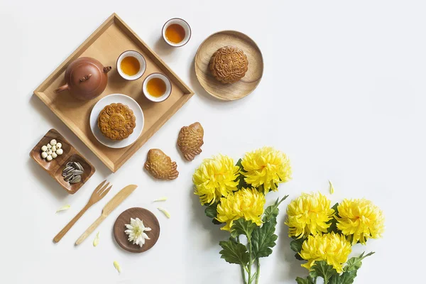 Konceptuella platt låg Mid-Autumn festival mat stilleben på vit bakgrund. — Stockfoto