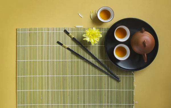 Conceptual plana yacía a mediados de otoño festival de alimentos naturaleza muerta sobre fondo rústico azul. Ceremonia del té puesta en la mesa —  Fotos de Stock