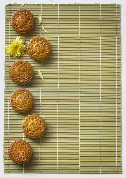 Mid-Autumn festival maan taarten op bamboe mat. — Stockfoto
