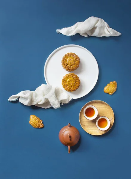 Conceptual flat lay mid-autumn festival comida ainda vida no fundo azul . — Fotografia de Stock