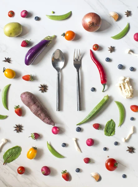 çatal bıçak takımı ve çilek beyaz yüzeyi sebzeler ile