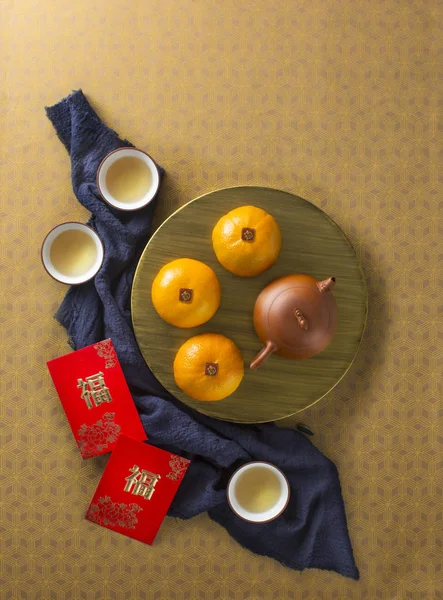노란 패턴 배경에 중국 새해 음식과 음료. — 스톡 사진