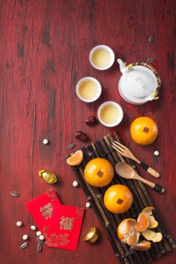 Düz yatıyordu Çin yeni yılı yiyecek ve içecek. Metin görüntüde görünür: refah.