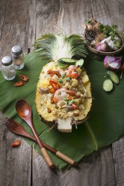 Tayland Mutfağı ananas kızarmış pilav üzerinde ahşap tezgah üstü.