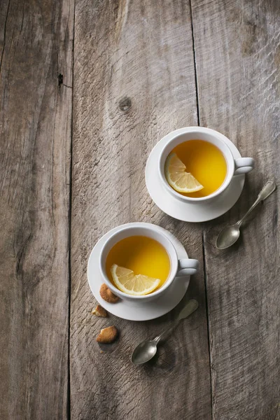 素朴な木製のテーブルの上にレモンのハーブ茶を オーバー ヘッド ビュー — ストック写真