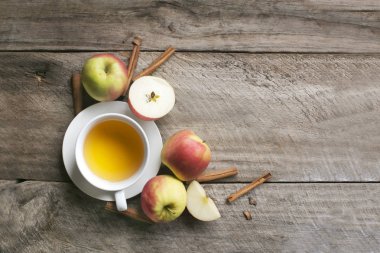 Düz elma cinnoman bitki çayı rustik ahşap zemin üzerinde yatıyordu.