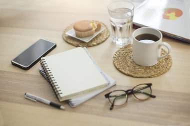 Ev kavramlarında kal, natürmort. Boş defterler ve kahve fincanı masanın üstünde..