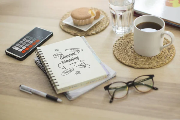 Inländisches Stillleben Finanzplanungsobjekte Notizbuch Mit Doodle Kaffeetasse Und Snack Auf — Stockfoto