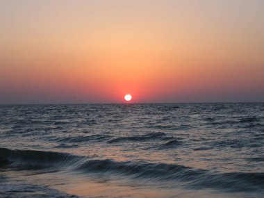 Denizin üzerinde gün batımı