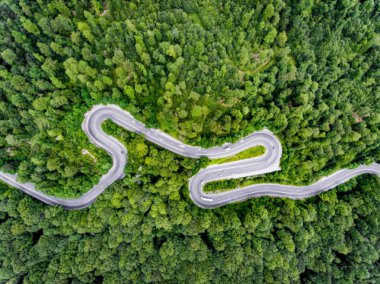 Dağ yolundan arabalı üzerine sarma