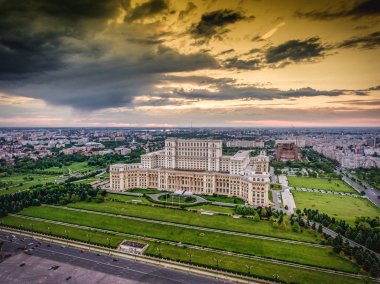 Bükreş şehir manzarası gün batımında. HDR görüntü.